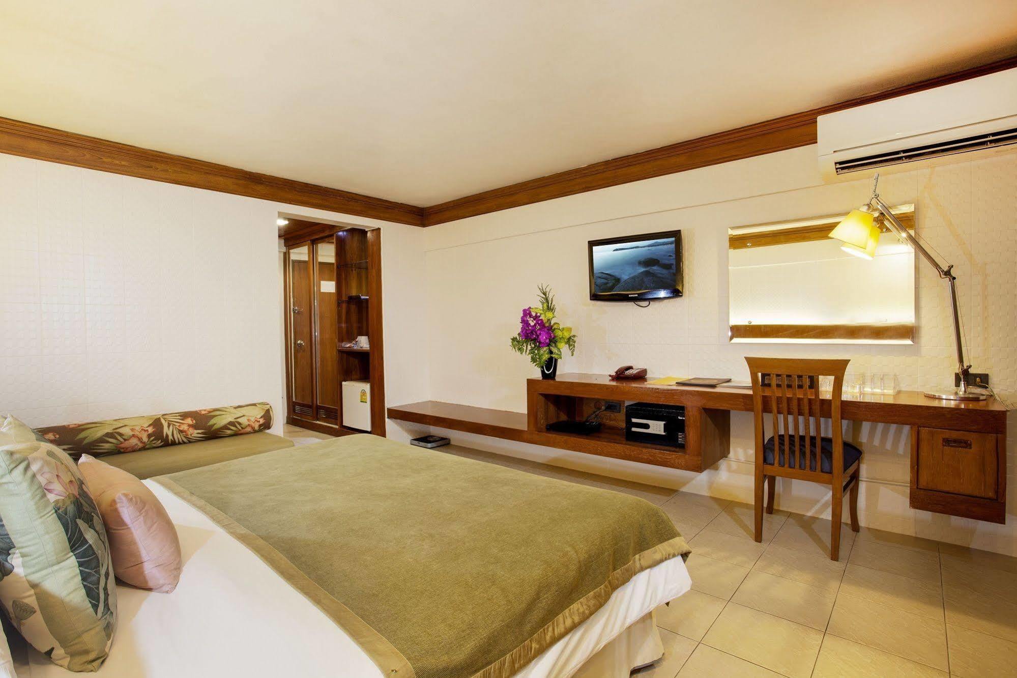 Safari Beach Hotel - SHA Extra Plus Patong Exterior foto