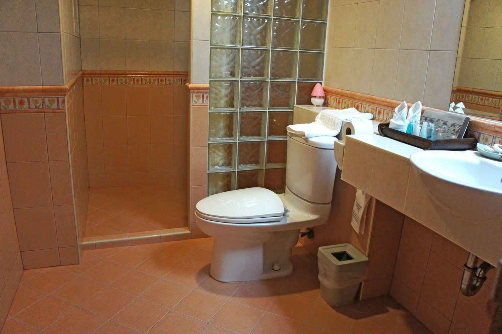 Safari Beach Hotel - SHA Extra Plus Patong Exterior foto