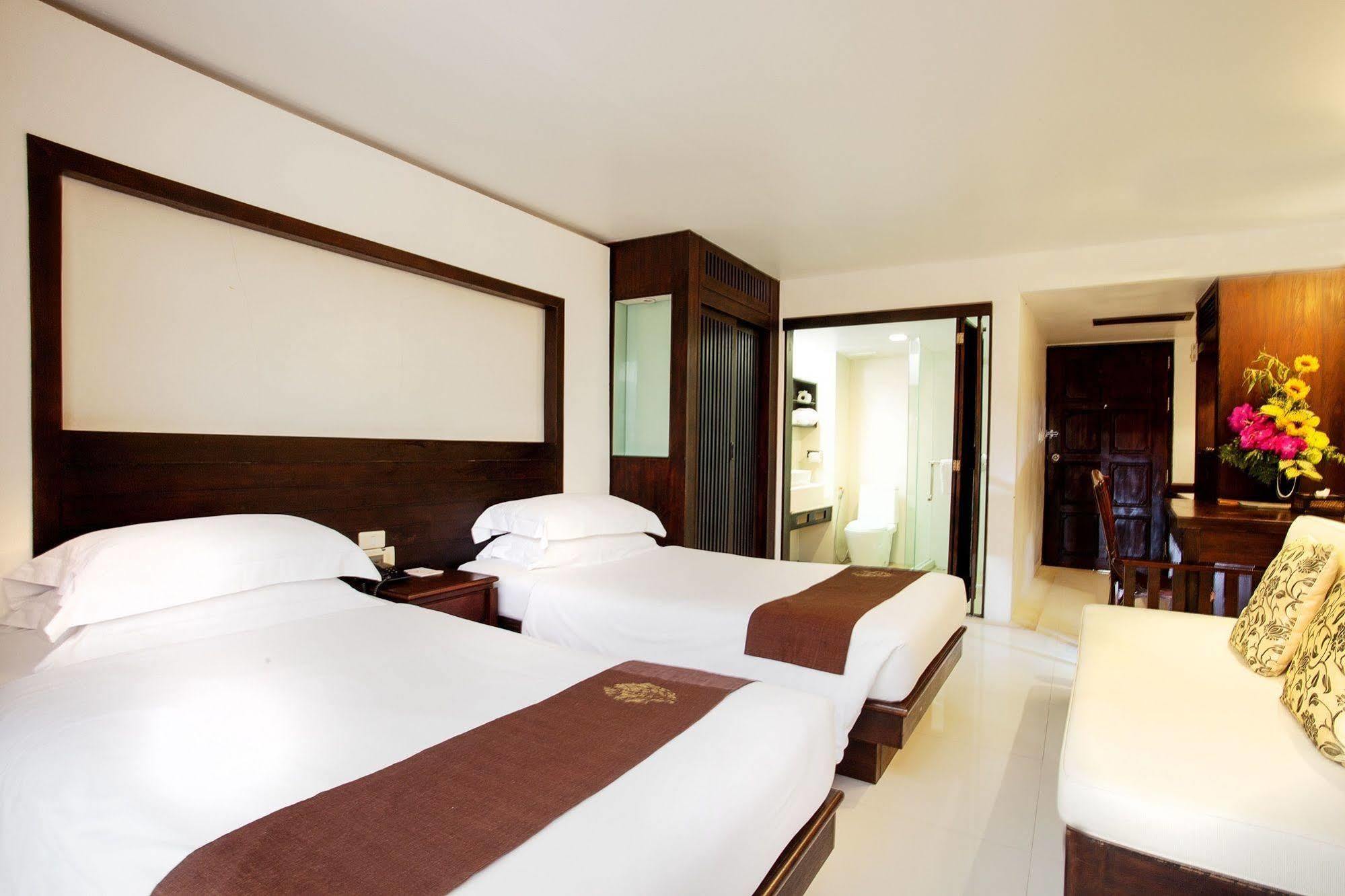 Safari Beach Hotel - SHA Extra Plus Patong Exterior foto